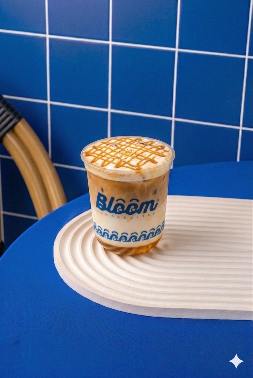 Caramel Latte Bloom Coffee & Place dengan perpaduan espresso, susu creamy, dan karamel yang lembut