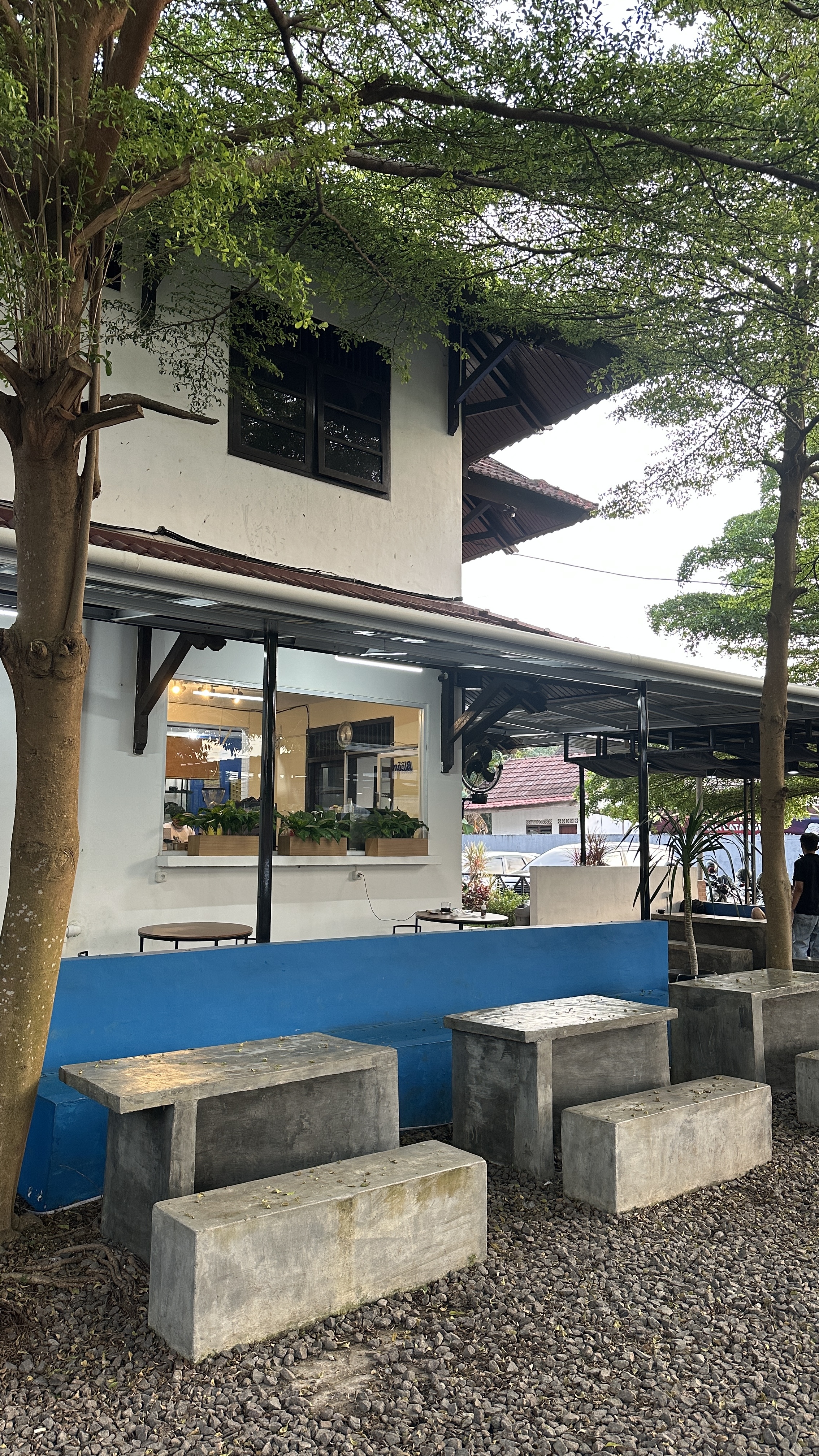 Minuman kopi spesial Bloom Coffee & Place yang disajikan dengan penuh perhatian