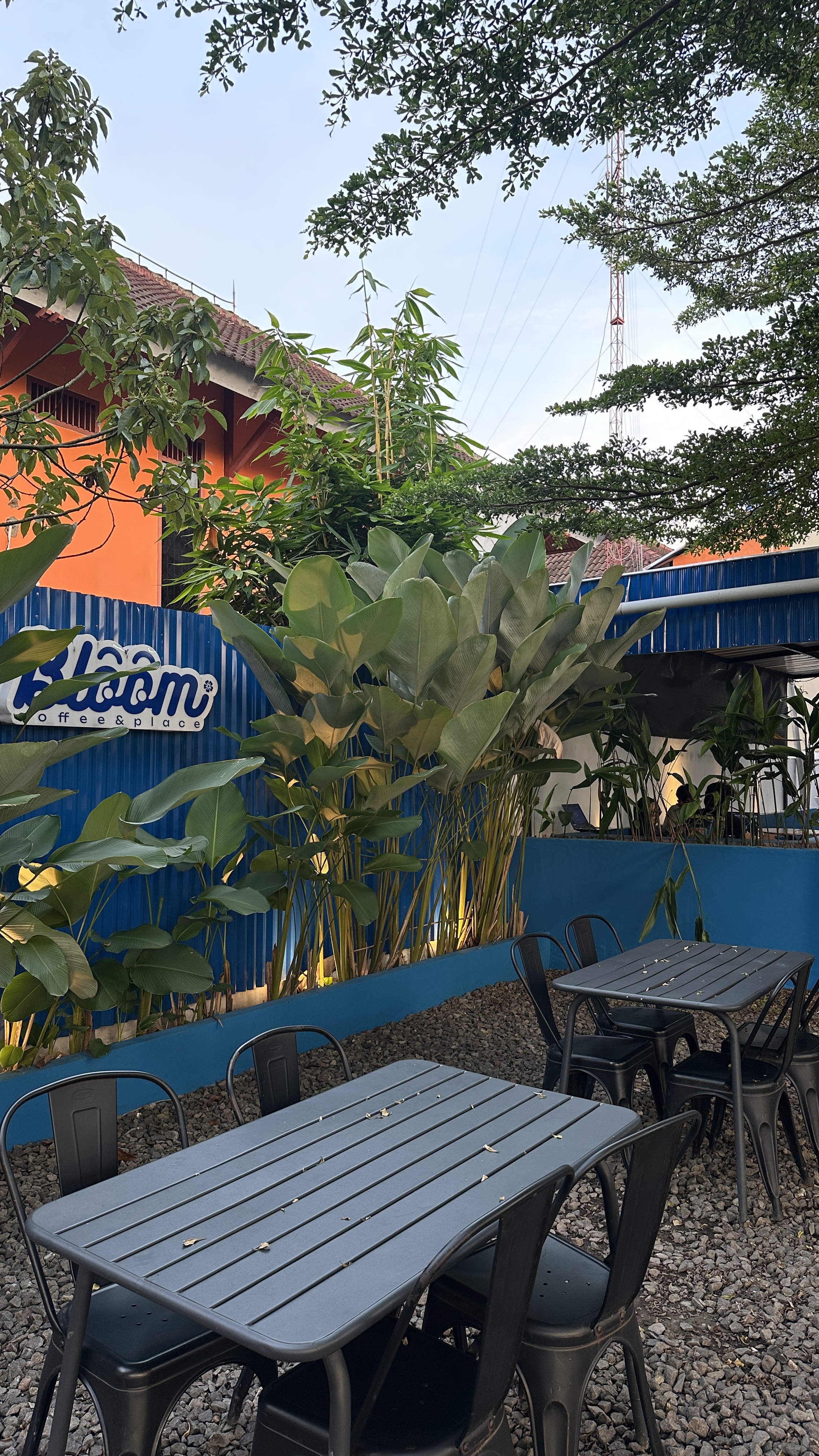 Area duduk Bloom Coffee & Place yang nyaman untuk nongkrong dan bersantai