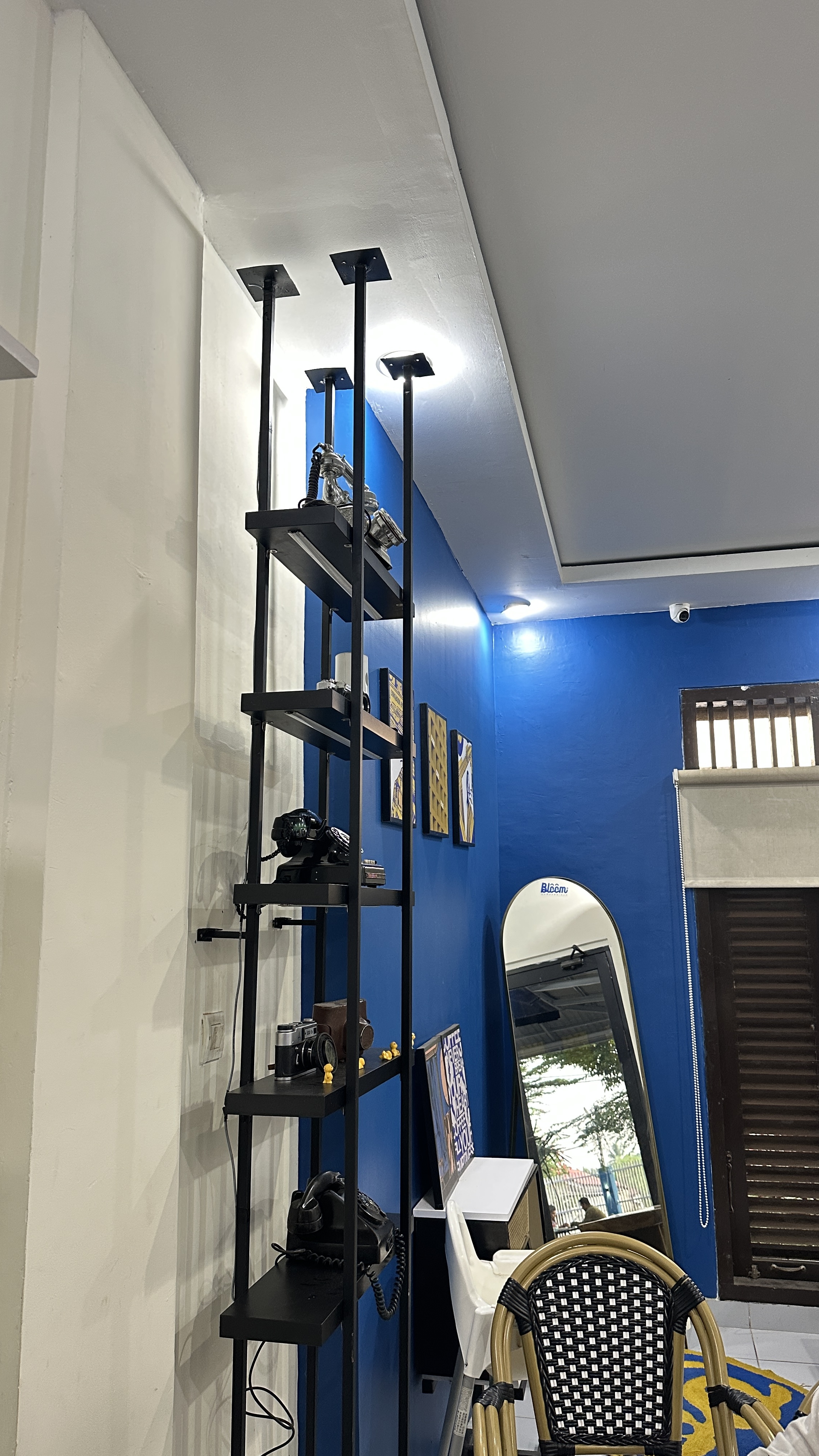 Tampilan eksterior dan area Bloom Coffee & Place yang mengundang untuk dikunjungi