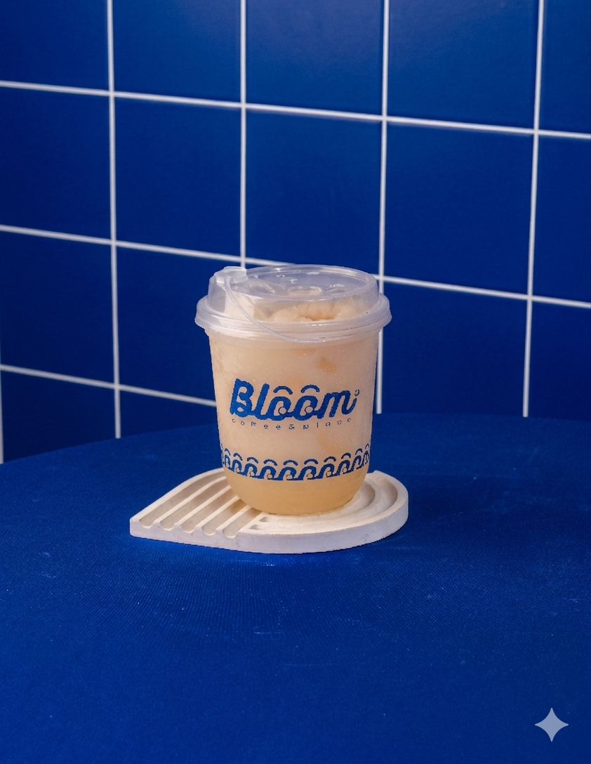 Lychee Squash Bloom Coffee & Place dengan rasa buah leci yang manis dan soda yang menyegarkan