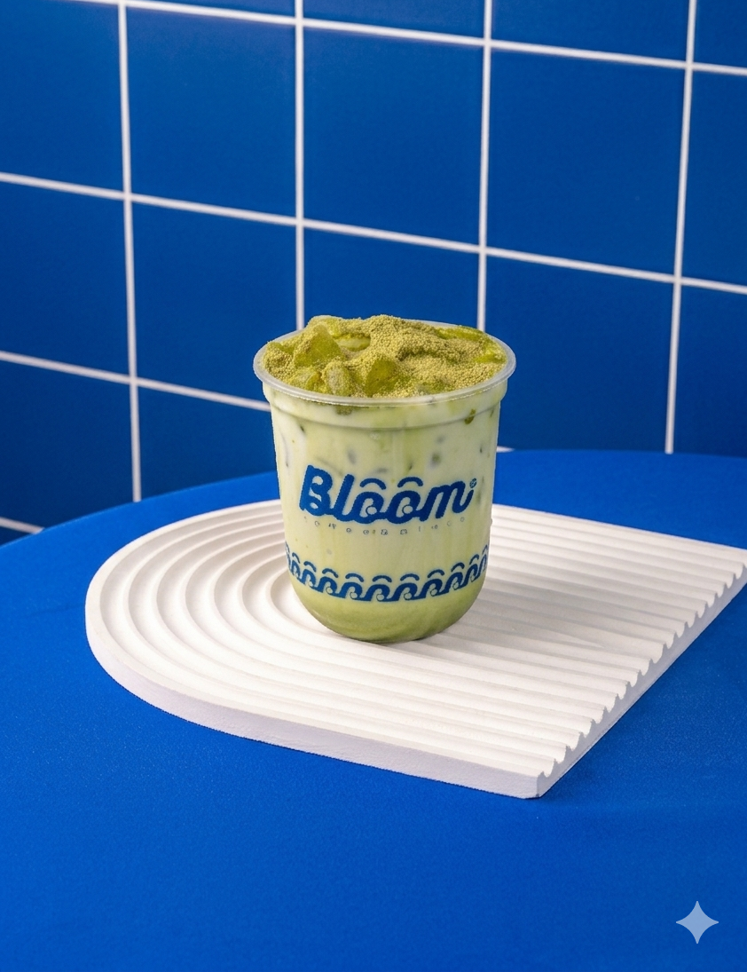 Matcha Latte Bloom Coffee & Place dengan perpaduan matcha dan susu creamy yang lembut