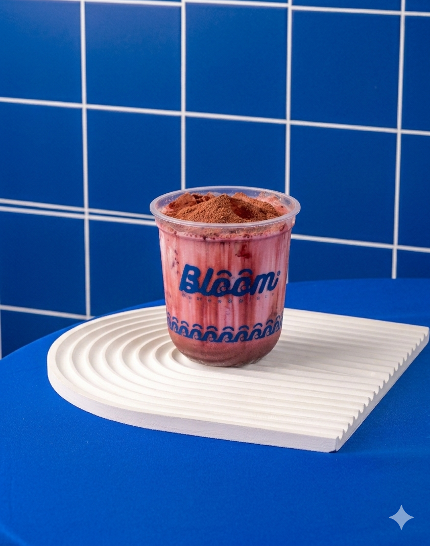 Red Velvet Bloomshake Bloom Coffee & Place dengan cita rasa red velvet dan tekstur milkshake yang creamy